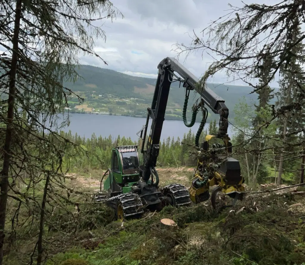 Bildet viser skogsmaskin hos Varli AS