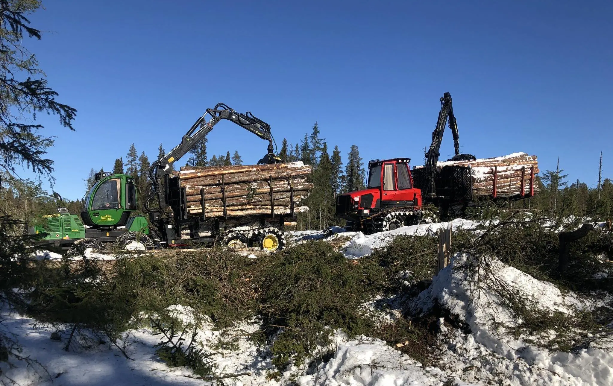 Bildet viser to skogsmaskiner hos Varli AS
