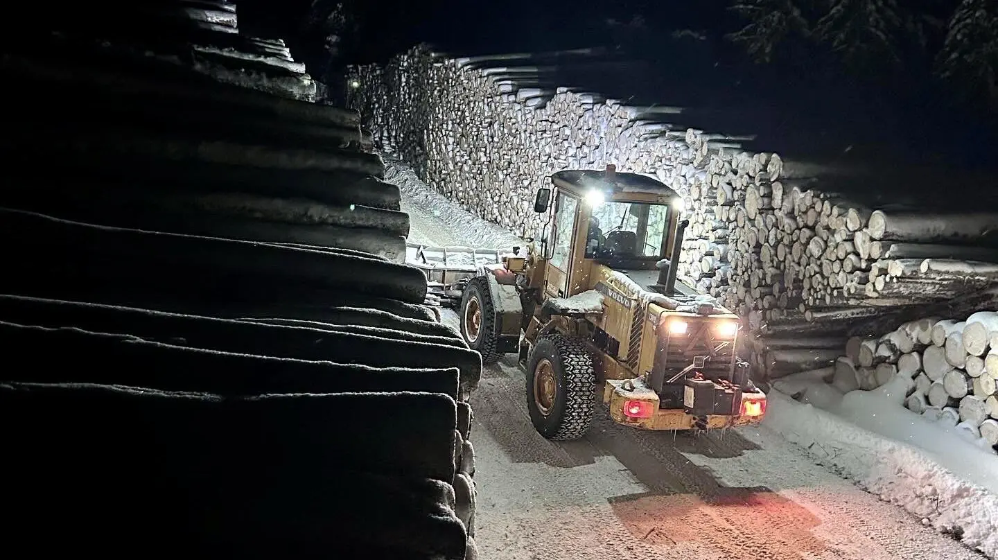 Bildet viser snøbrøyting - Varli AS