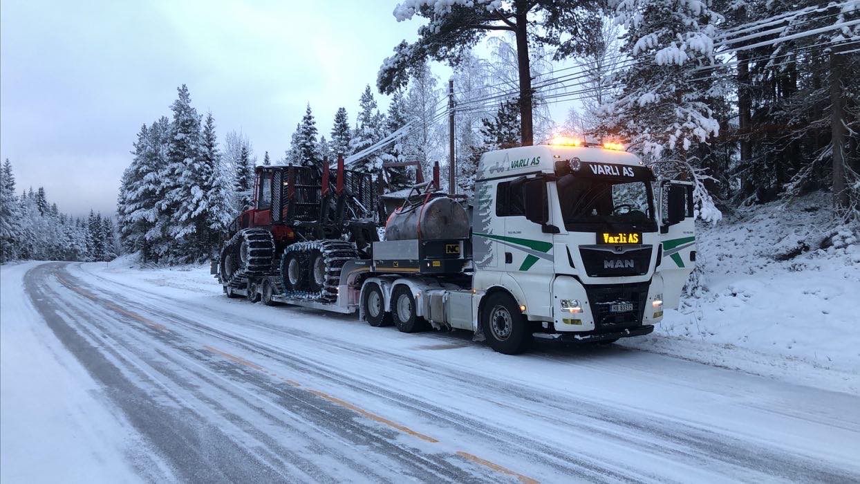 Bildet viser lastebil hos Varli som utfører maskintransport